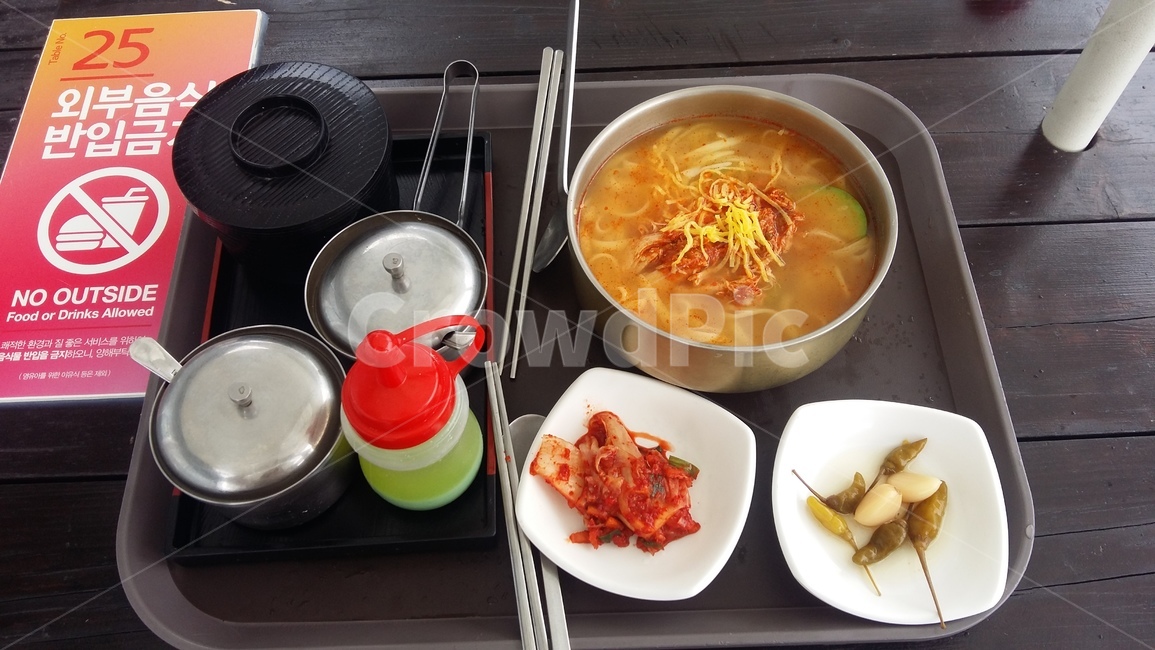 닭,칼국수,닭칼국수,맛집,bowl,사발,food,음식,dish,요리,meal,식사,대구,팔공산,닭요리,반찬,김치,젓가락,숟가락,쟁반,테이블,탁자,면,면요리