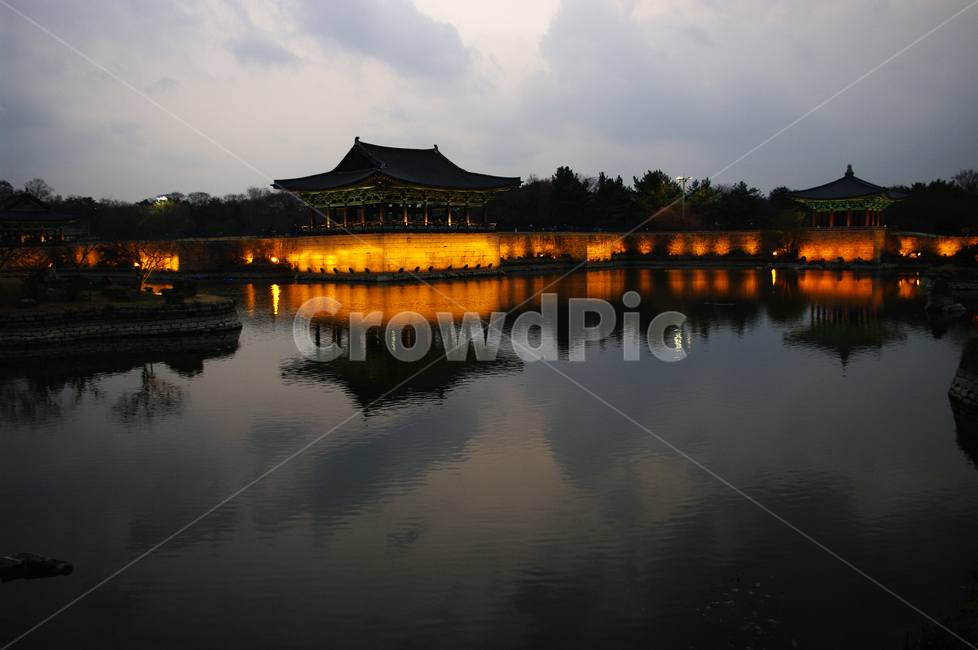 안압지,연못,경주,건축,지붕,traditional,전통,조명,빛,하늘,구름,풍경,야경,밤,풍경,nightscape,night,landscape,한국전통,한국문화,korean traditional,korean culture,랜드마크,landmark,tourist attraction,한국랜드마크,한국관광지,한국명소,korea landmark,korea tourist attraction,건축물,건물외관,exterior,building,structure,architecture,construction
