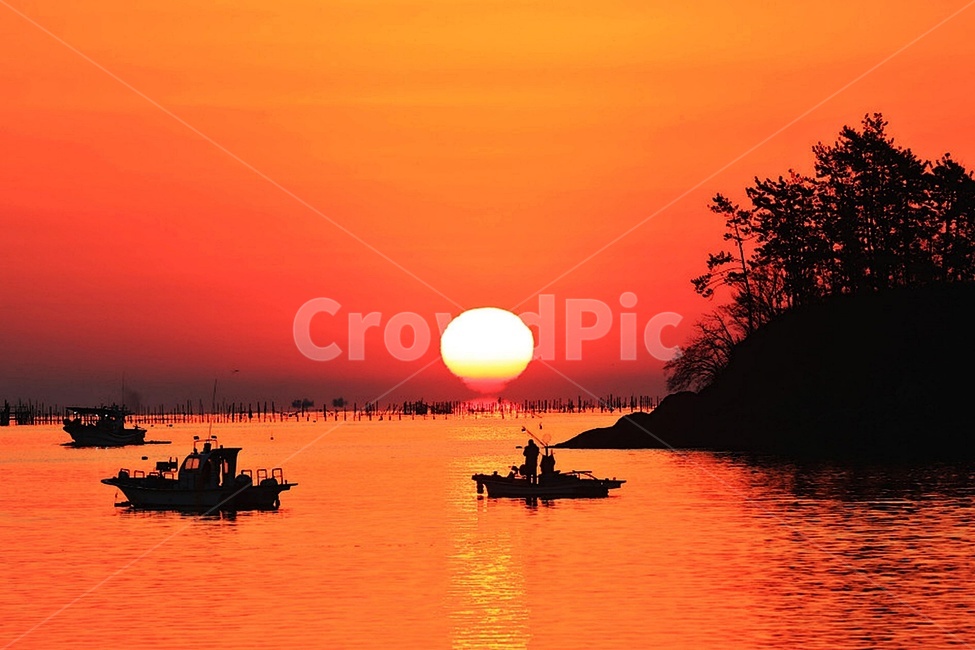 경남,남해,창선,당저리,창선일출,추도일출,남해솔섬,아침,여명,하늘,붉은하늘,nature,자연,scenery,풍경,outdoors,옥외,landscape,경치,boat,보트,transportation,교통,human,인간,person,자연,풍경,nature,landscape,한국자연풍경,한국자연경관,korea nature landscape