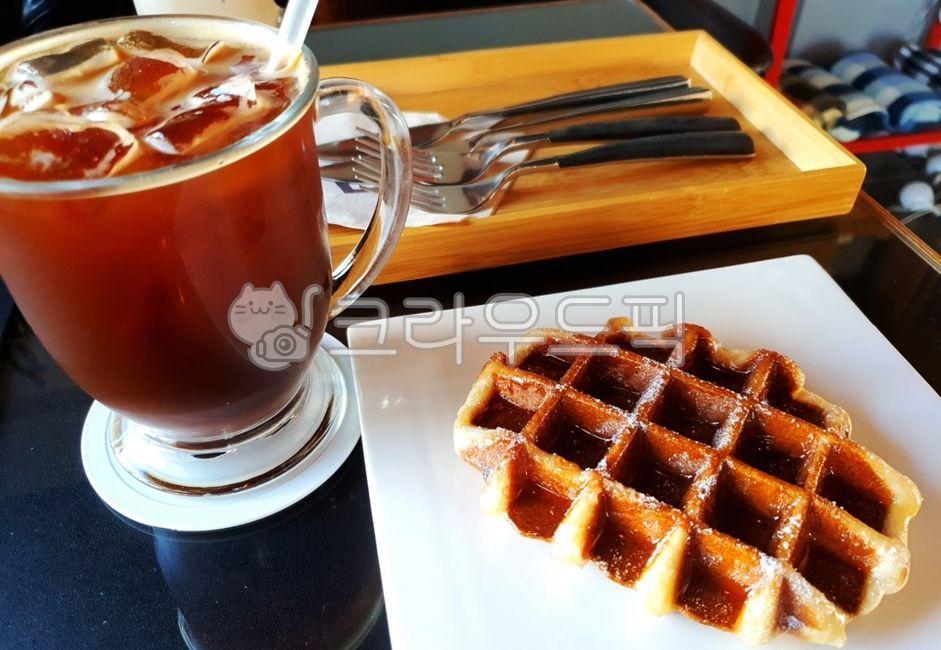 Ice americano,Crople,ice,food,fork,knife,sunlight,cafe,waffle,brunch,coffee,beverage,wood,Emotion,Americano,croiffle,iced coffee