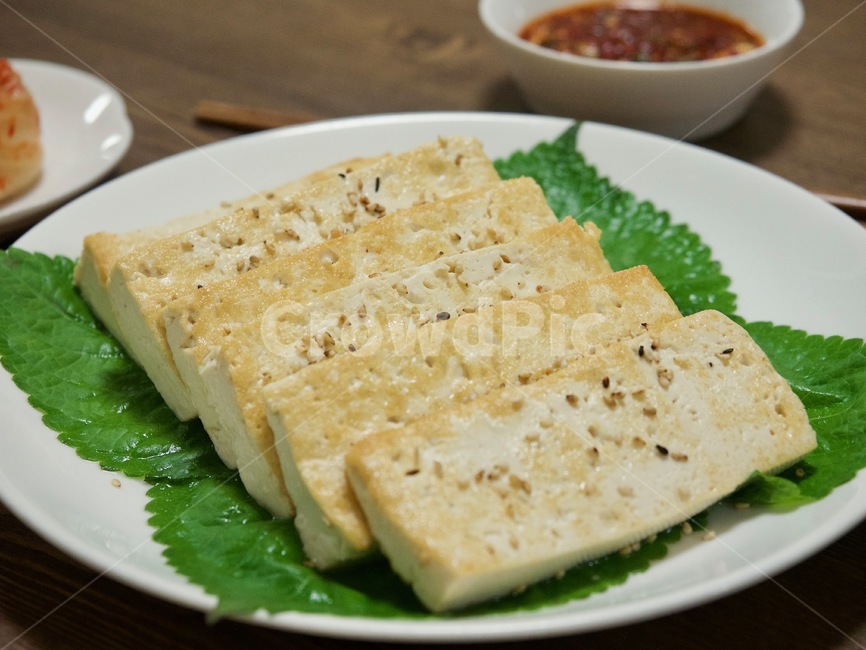 두부,두부구이,깻잎,한국음식,식품,한식,한국문화,음식,한국,배경,음식문화,웰빙,문화,아시아,아시아음식,접시,전통,젓가락,두부요리,요리,음식,식재료,요리,food,cook,meal,dishes,food reserves,한식,한국음식,한국요리,korean food,korean dishes,korean meal,korean cook