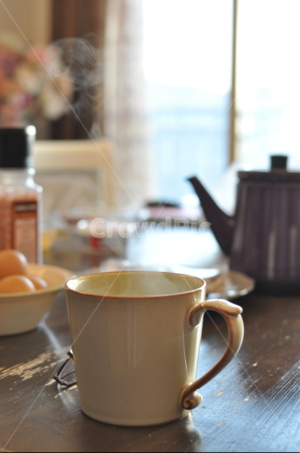 pottery,도기류,saucer,받침접시,beverage,감성,drink,우유,milk,마실것,티타임,커피잔,오후,식탁,머그잔