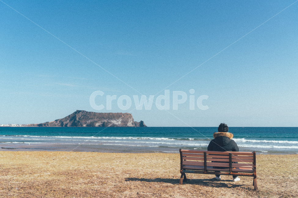 제주도,제주,성산일출봉,바다,일출,서귀포시,풍경,자연,풍경,nature,landscape,한국자연풍경,한국자연경관,korea nature landscape,해변,바다,beach,sea,제주도,jeju,jeju island,사람,인물,인간,human,person,남성,남자,man,male,여행,휴가,traveling,vacation,trip,고독함,외로움,쓸쓸함,우울함,슬픔,lonely,solitary,furniture,가구,bench,벤치