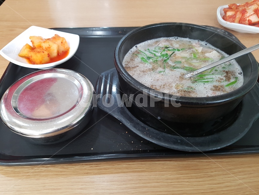 순댓국,깍두기,밥,공기,숟가락,참깨,김치,식사,아침,점심,저녁,식당,음식,식재료,요리,food,cook,meal,dishes,food reserves,한식,한국음식,한국요리,korean food,korean dishes,korean meal,korean cook