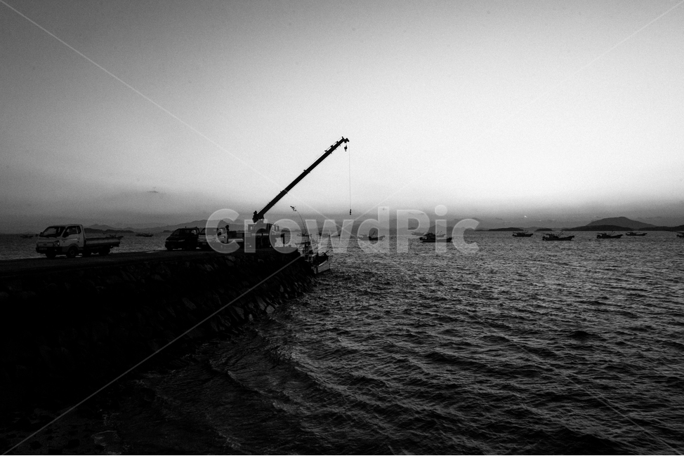 항구,배,낚시,흑백,풍경,자연,멸치잡이배,하늘,바다,저녁,밤,port,boat,fishing,blackandwhite,landscape,nature,sky,sea,night,자연,풍경,nature,landscape,흑백,모노톤,monochrome,black and white