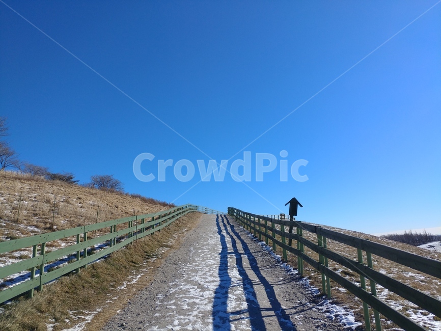 이정표,푯말,길,하늘,울타리,자연,풍경,nature,landscape,gravel,자갈,road,도로,dirt road,흙길