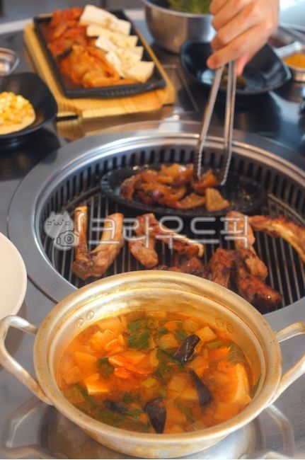 김치찌개,kimchistew,김치전골,kimchijjigae,spicystew,porkstew,meatstew,돼지김치찌개,두부김치,tofu,kimchi,dubukimchi,등갈비,grilledbackribs,등갈비구이,쪽갈비,바베큐,bbq,豚のバックリブ,babybackrib,stainlesssteel,음식,food,kfood,요리,플레이팅,foodpresentation,plating