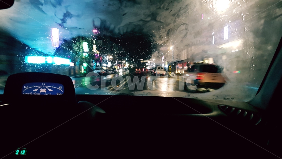 차,자동차,달리는,습기,비,내부,위급한,빠르다,speed,밤,창가,유리,앞좌석,야경,밤,풍경,nightscape,night,landscape,교통,교통수단,traffic,transportation,road,도로