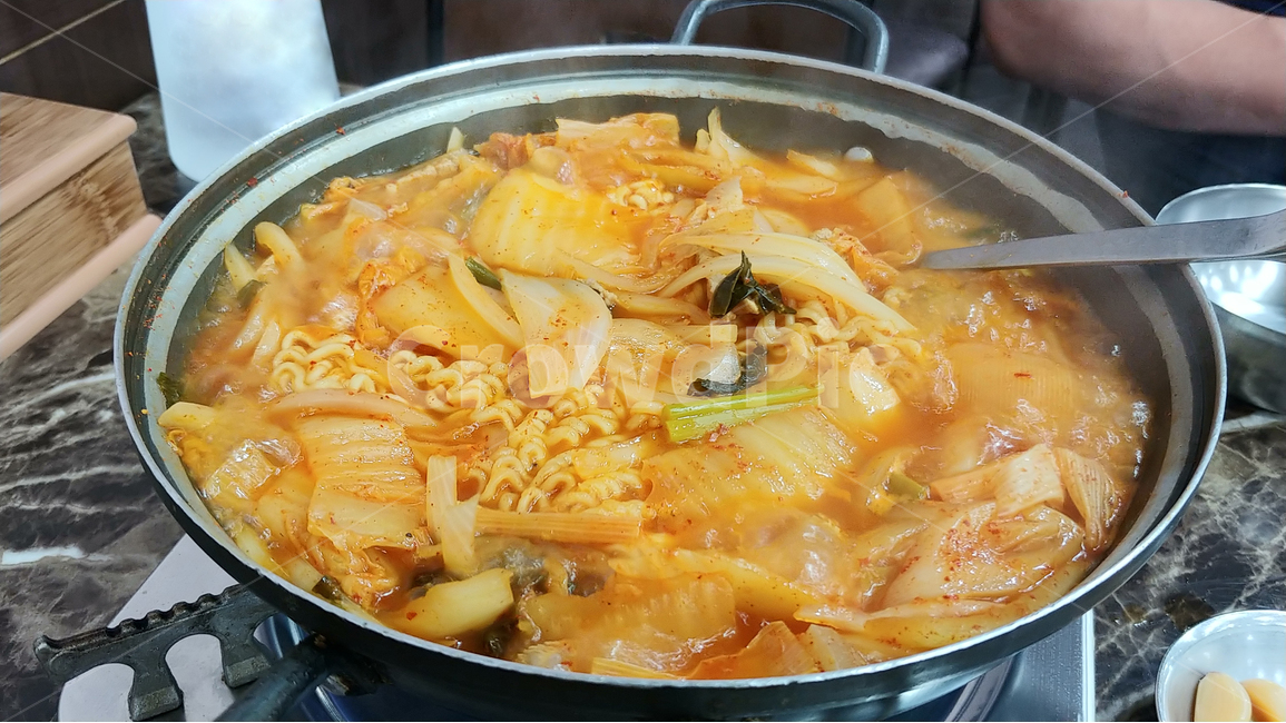 김치찌새,한국음식,김치,찌개,라면,사리,보글보글,냄비,먹음직스러운,국물음식,국물,koreanfood,끓고있는,음식,식재료,요리,food,cook,meal,dishes,food reserves,한식,한국음식,한국요리,korean food,korean dishes,korean meal,korean cook