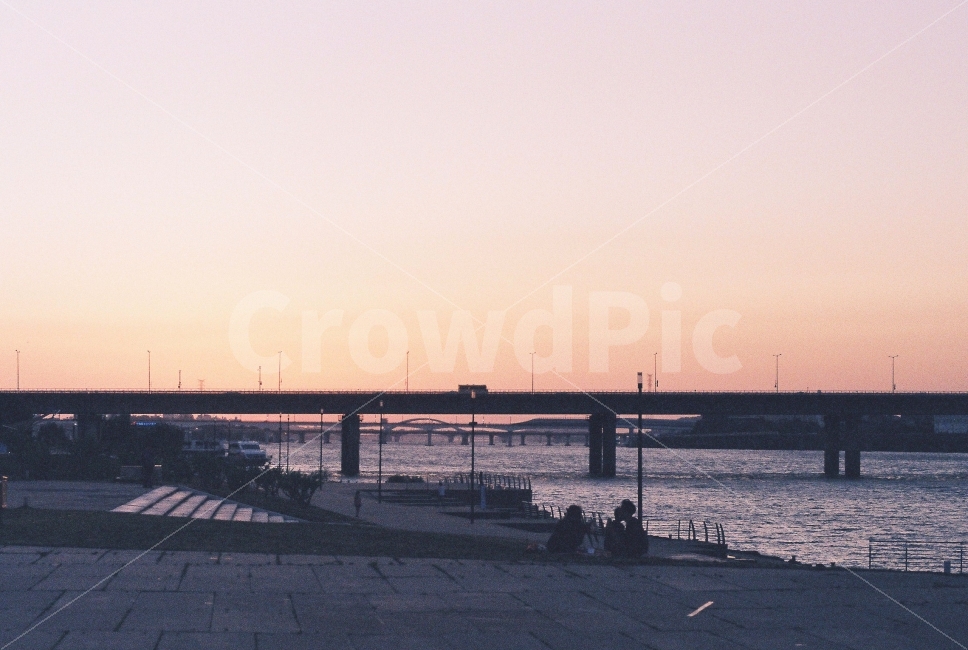 한강,야경,필름,해질녘,노을,감성,필름사진,필름카메라,도시,풍경,city,landscape,감성,sensible,feeling,색깔,색상,색채,색감,color sense,color sensitivity,feeling of color,water,물,waterfront,워터 프론트,port,포트,pier,교각