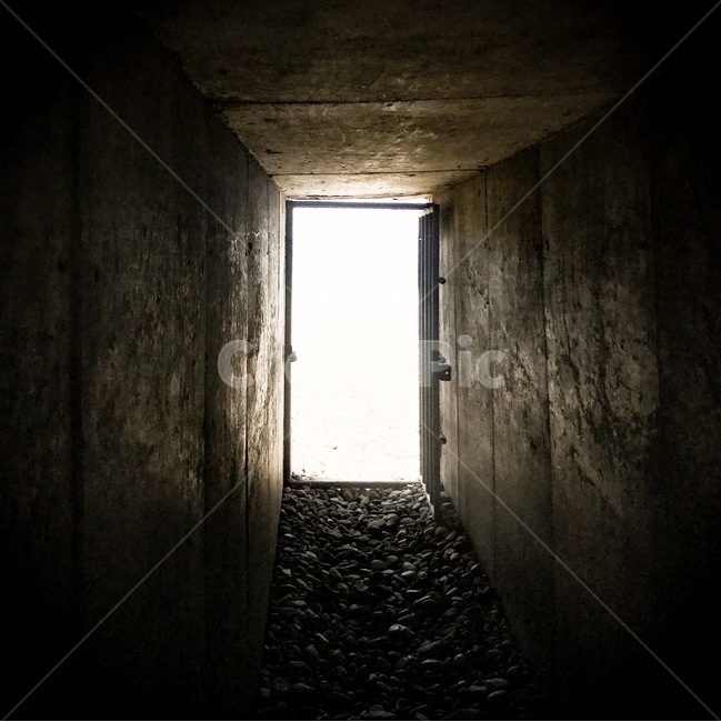 출구,문,빛,도전,exit,light,challenge,건축물,건물외관,exterior,building,structure,architecture,construction
