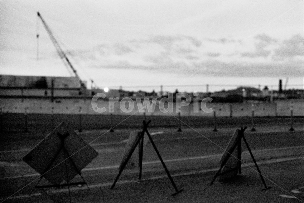 흑백,공사,도로통제,경고판,길거리,흑백,모노톤,monochrome,black and white