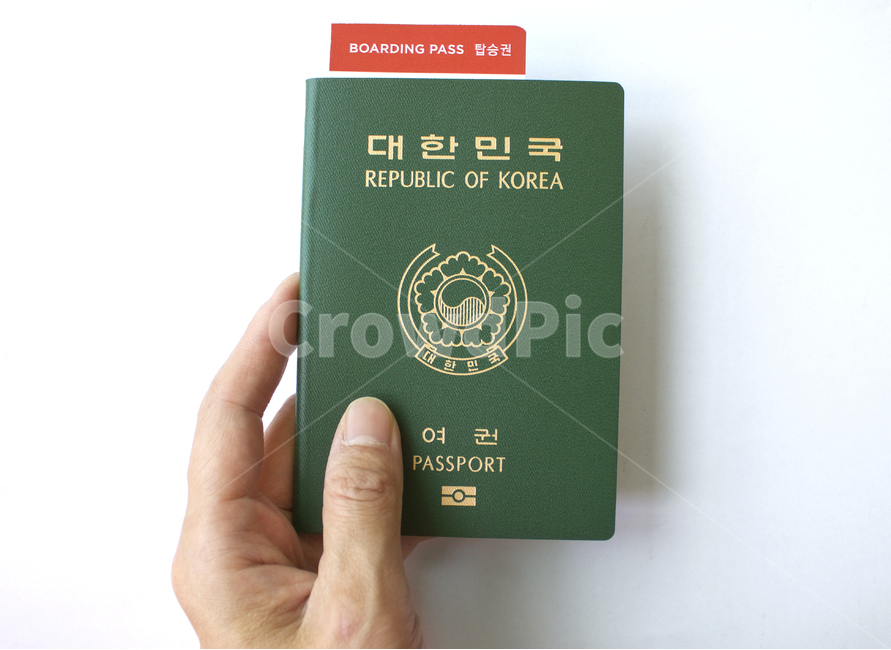 passport,id,business,card,citizen,emigration,identification,identity,international,korea,pass,republicofkorea,security,신분증,여권,한국여권,대한민국여권,사물,물건,한국,대한민국,탑,탑뷰,탑앵글,다수,여러개,여행,표지,겉면,비지니스,녹색,손,핸드,신체,신체부위,손가락,여자손,잡기,들고있는,그린,초록색,흰배경