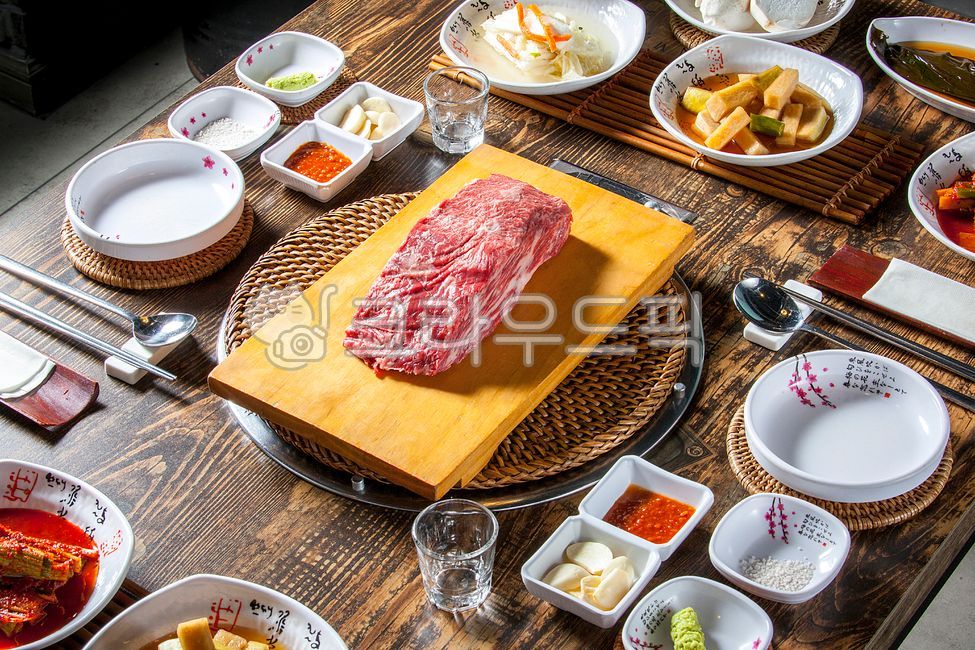 한국음식,식당,한국식당,한국음식점,상차림,식사,맛집,한국요리,요리,한우,명품한우,소고기숯불구이,한우구이,소고기구이,소고기,한우고기,구이,별미,먹거리,고기집,고깃집,고기요리,생고기,한우생고기,한우맛집,한우전문점,한우전문,한우숯불구이,한우육회,한우부위,소고기부위,마블링,한우마블링,소고기마블링,회식,외식,먹방,정육,정육식당,식재료,정육점,한식,육류,국내산한우,국내산소고기,숯불구이,암소한우,한우암소,한우사시미,통치마살,한우통치마살,소고기통치마살,소고기치마살,한우치마살,치마살,치마살구이용,치마살구이,구이용치마살,한우구이용,국내산한우치마살,국내산치마살,한우치마살구이,소고기치마살구이,소고기구이용,토시살,한우토시살,암소한우토시살,한우암소토시살,소고기토시살,토시살구이,육사시미,한우육사시미,소고기육사시미,토시살숯불구이,통토시살,토시살양념구이,food,음식,고기,나무도마,도마,나무접시,소금,구운소금,소금장,백김치,접시,쌈장,마늘,양념장,와사비,소스,와사비장,고추냉이,생마늘,김치,반찬