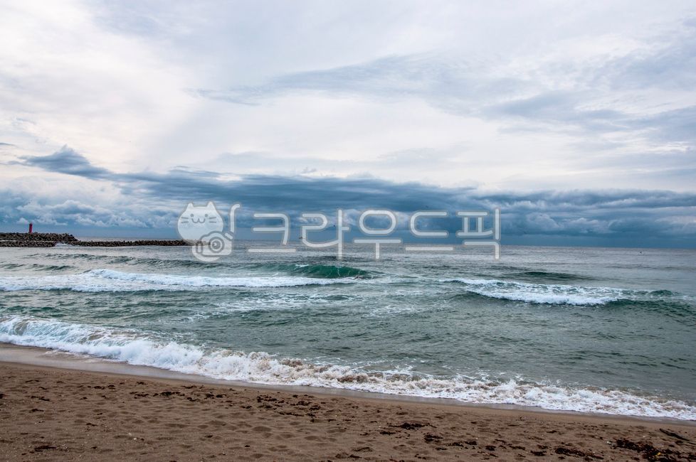 tide,horizon,ocean,sandy beach,clouds,cloudy sea,rough waves