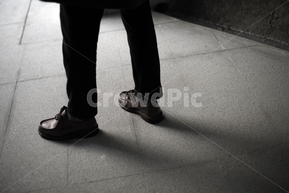 그림자,발,다리,shadow,감성사진,감성,foot,feet,신발,구두,슈즈,shoes,실루엣,사람,인물,인간,human,person,패션스타일,의상,fashion,style,고독함,외로움,쓸쓸함,우울함,슬픔,lonely,solitary,흑백,모노톤,monochrome,black and white