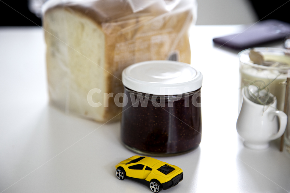 딸기쨈,딸기,병,뚜껑,식빵,식탁,탁자,빵,비닐,유리병,유리,자동차,장난감,모형,음식,식료품,맛있는