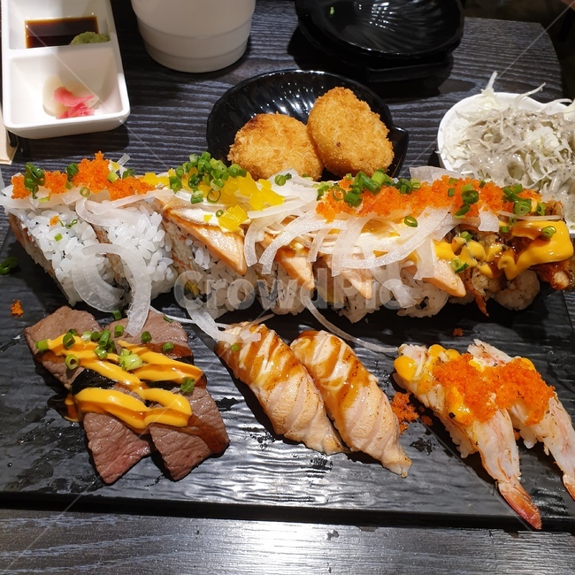 연어롤,스시,초밥,연어초밥,일본음식,롤초밥,새우초밥,날치알,점심,food,sushi,salmonsushi,set