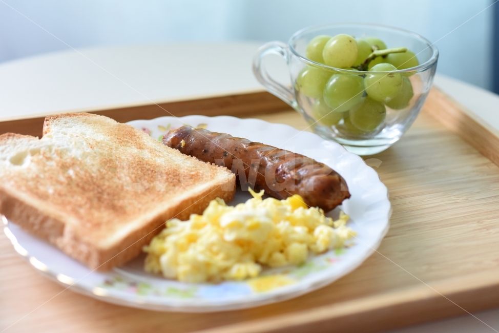 브런치,건강식,음식,스크램블에그,식사,달걀,계란요리,요리,쟁반,청포도,소시지,그릇,원목쟁반,사진,점심,아침,먹기,식빵,빵,토스트,소세지,그릴,음식,식재료,요리,food,cook,meal,dishes,food reserves,아침식사,조식,브런치,breakfast,brunch
