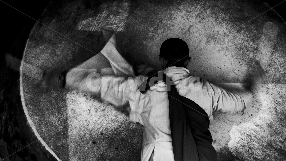 사찰,절,스님,법고,북,사람,인물,인간,human,person,남성,남자,man,male,종교,신앙,religion,belief,faith,흑백,모노톤,monochrome,black and white