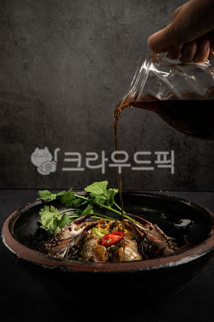 게장,간장게장,소스,손,간장,숙성간장,꽃게,홍고추,접시,음식,재료,갑각류,반찬,밥도둑,빈티지,배경,블랙,고수,게,싱싱한,신선한,메뉴,배너