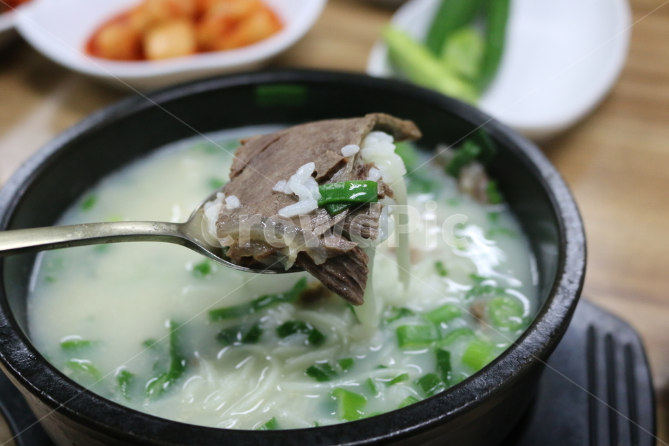 국밥,돼지국밥,소머리국밥,뚝배기,뚝배기국밥,깍두기,석박지,해장,점심,식사,식당,한그릇
