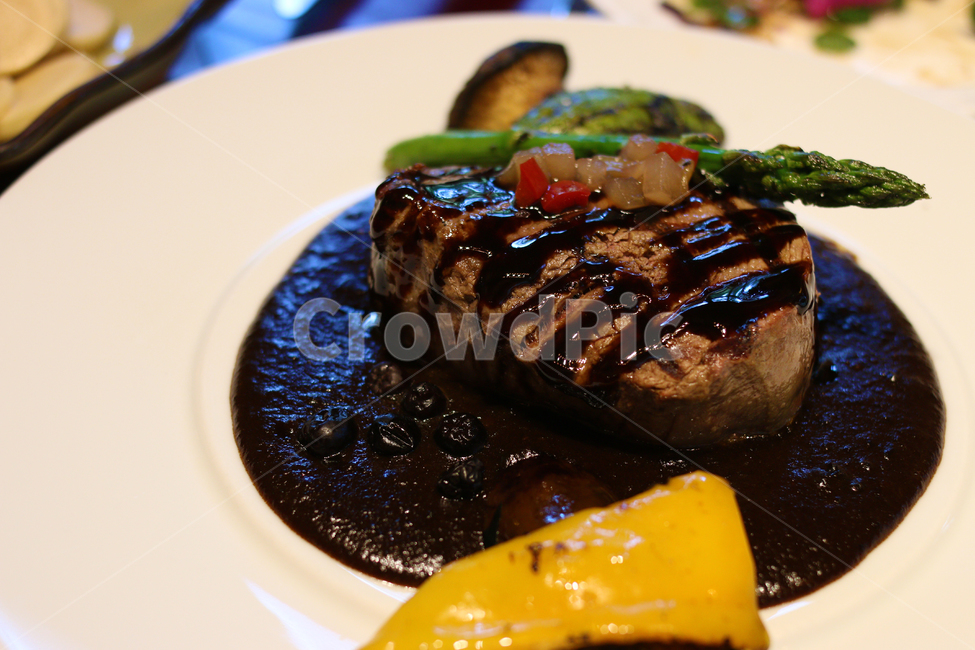 스테이크,소스,야채,식사,요리,플레이팅,레스토랑,음식,식재료,요리,food,cook,meal,dishes,food reserves,육류,고기,meat,양식,서양음식,서양요리,western food,western dishes,western meal,western cook