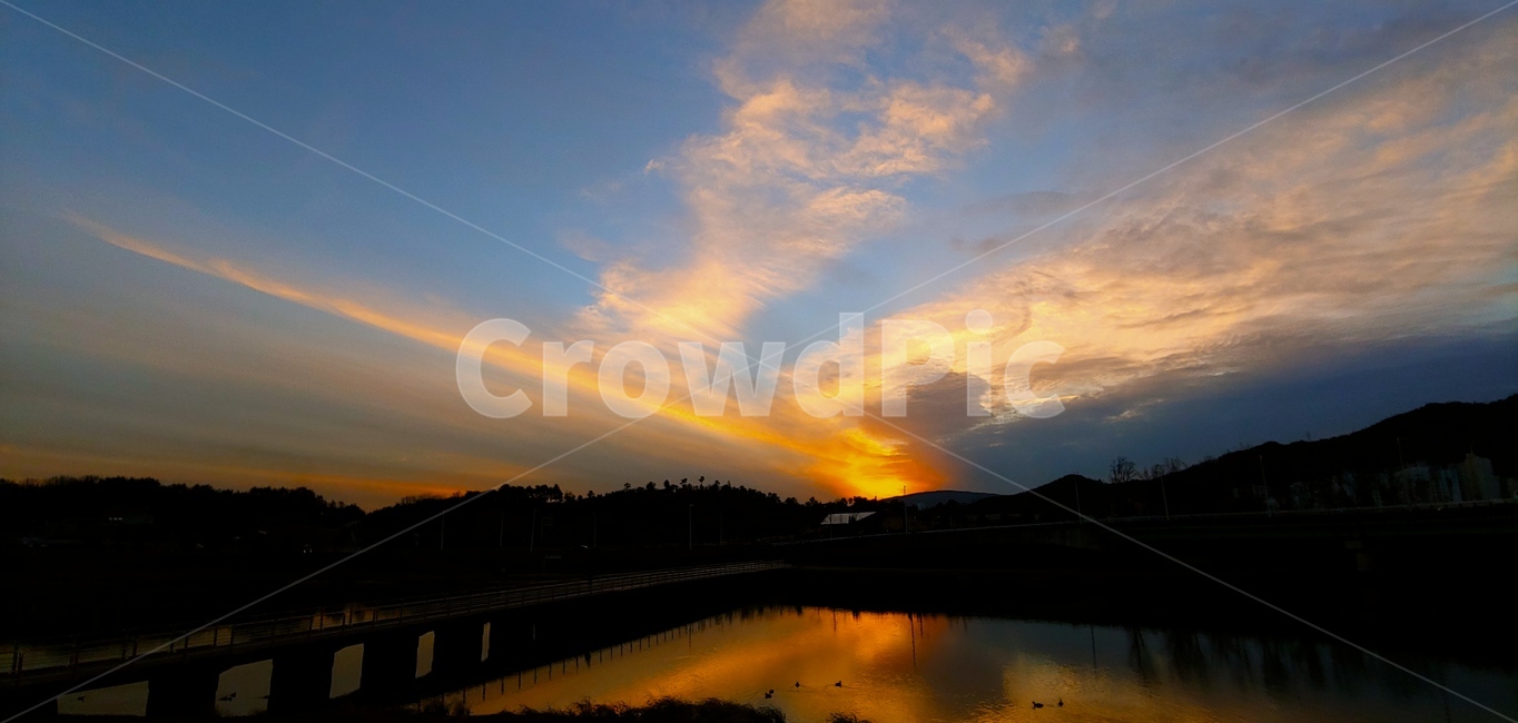 항구,바다,노을,구름,새해,자연,풍경,nature,landscape,outdoors,옥외,sky,하늘,sunset,일몰,dusk,황혼,dawn,새벽,red sky,붉은 하늘,sunlight,햇빛