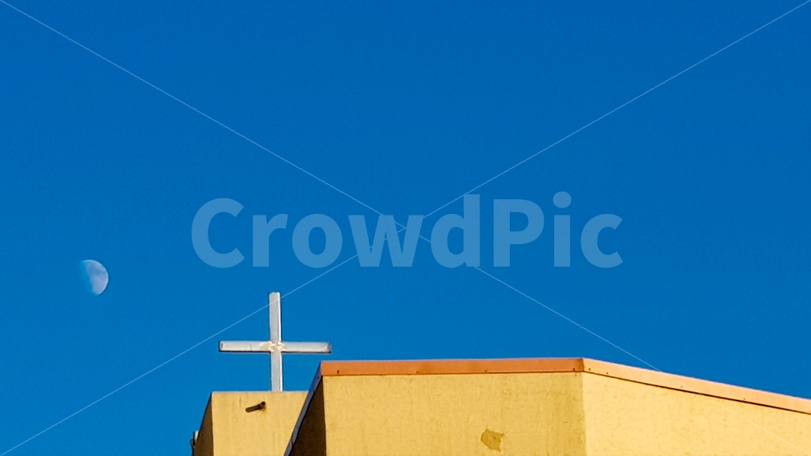 하늘,달,반달,십자가,가을,낮에뜬달,종교,신앙,religion,belief,faith,건축물,건물외관,exterior,building,structure,architecture,construction