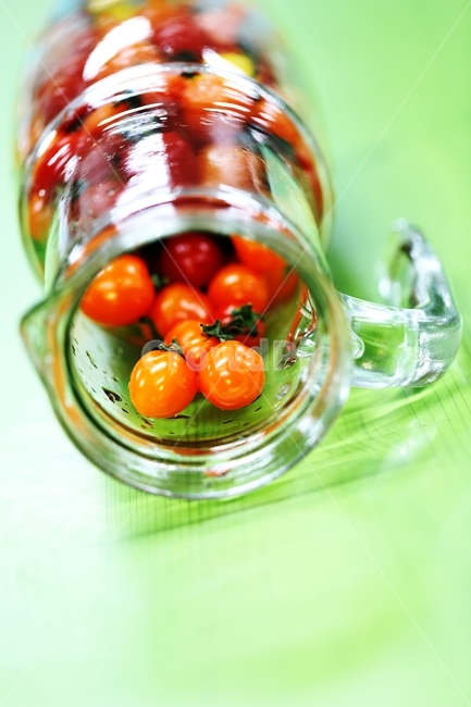 waterdrops,Cherry tomato,fruit,yellow,tomato,vegetable,red,tomatoes,ingredients,fire,glassbottles,Water bottle,glass bottle,delicious,food,Red,orange,water drop,cherrytomatoes,dessert,background,plant