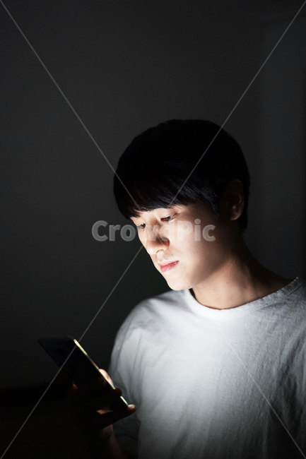 중독,게임중독,스마트폰중독,스마트폰,남자,밤,어둠,빛,전자파,게임,밤샘,addiction,smartphone,game,man,night,light,electromagnetic,사람,인물,인간,human,person,남성,남자,man,male,정보통신기술,전자기기,전자제품,it,information,technology,electronic equipment