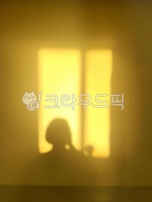 light,Drawing paper,silhouette,yellow wall,lighting