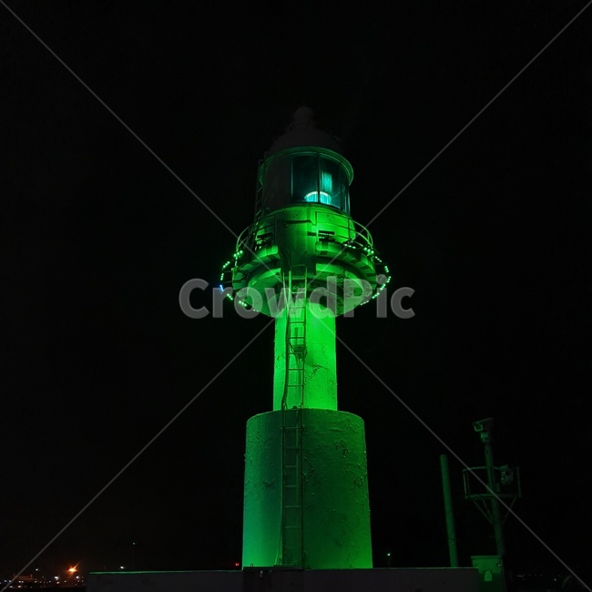 architecture,건축물,건물,building,tower,탑,등대,빛,초록빛,하늘,배경,분위기,밤,등대,lighthouse