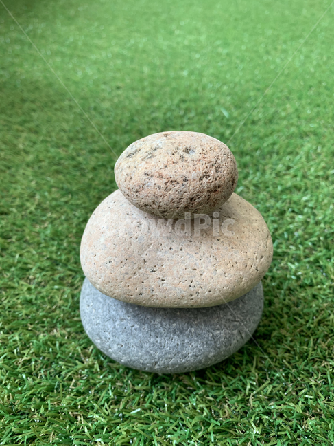 rock,록,grass,잔디,자갈,pebble,조약돌,클로즈업,closeup,콘셉트,concept,돌,stone