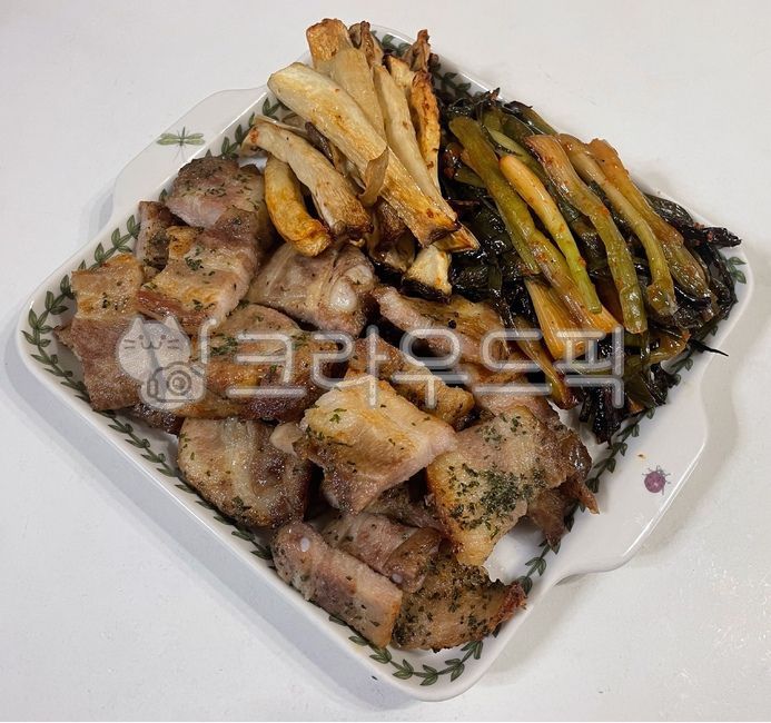 삼겹살,돼지고기,돼지,고기,구이,요리,음식,식사,식재료,막방,파김치,파김치구이,새송이버섯구이,새송이버섯,버섯,애어프라이어요리,에어프라이어구이,한식,육류,한국음식,한국요리,먹방,밥도둑,dish,food,meal,cook,meat,pork,koreanfood