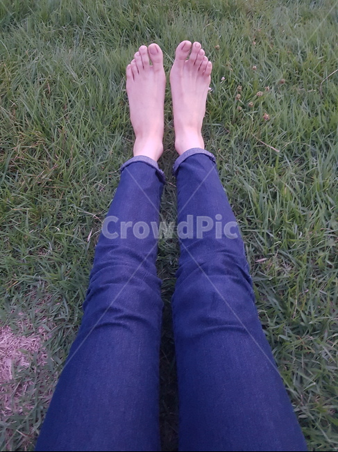 풀밭,맨발,청바지,발,다리