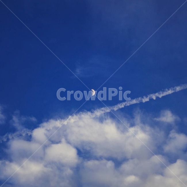 달,하늘,구름,반달,청량함,야경,밤,풍경,nightscape,night,landscape,nature,자연,outdoors,옥외,sky,azure sky,푸른 하늘
