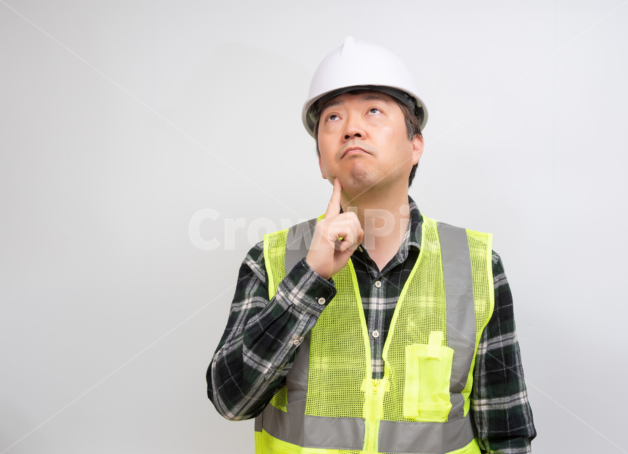 근로자,노동자,노가다,안전모자,안전모,모자,작업복,근무복,안전,산업,1명,남자,남성,한국인,일본인,중국인,아시아인,중장년,40대,50대,건설,건축,인부,일용직,비즈니스,카피스페이스,여백,누끼,흰색배경,하얀배경,실내,정면,상반신,노동,일,아빠,중년,노동환경,개념,컨셉,매니저,관리자,손짓,손동작,의문,생각,생각하는,사람,인물,인간,human,person,남성,남자,man,male,산업,industry,industrial