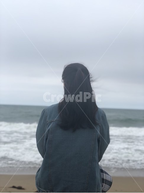 뒷모습,바다,sea,파도,청자켓,흐림,해변,바다,beach,sea,사람,인물,인간,human,person,여성,여자,woman,female,lady