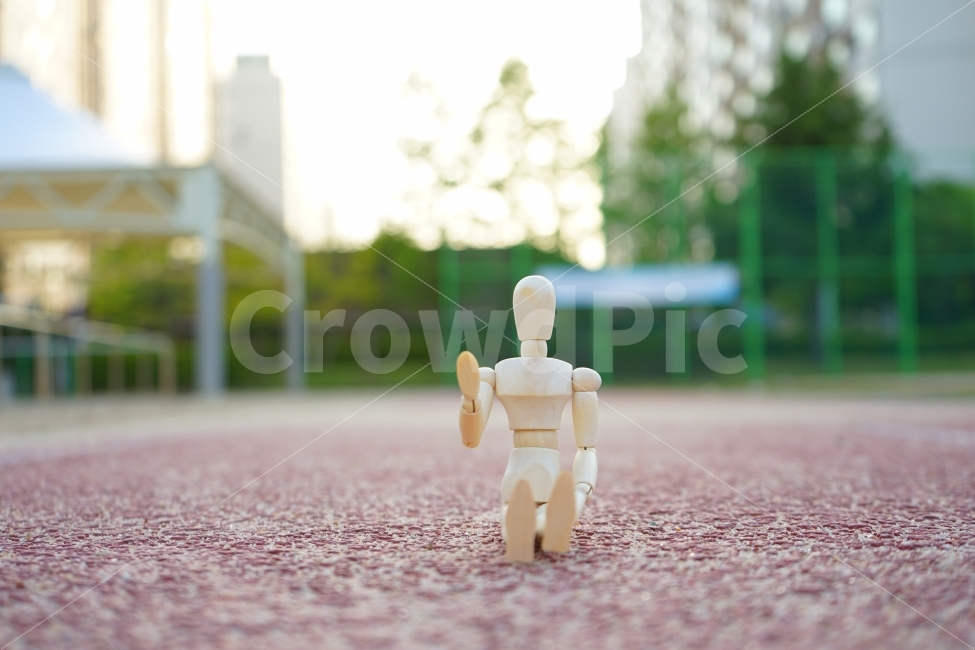 운동장,학교,인사,감성,목각인형,목각이,초등학교,휴식,힐링,조각상,동상,석상,조형물,statue,bronze statue,stone statue,감성,sensible,feeling,사물,물건,오브젝트,thing,object,matter,연출,컨셉,콘셉,direction,concept