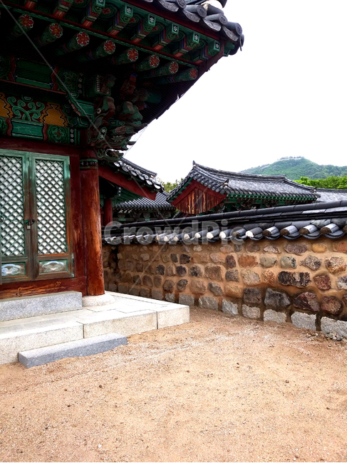 절,기왓집,기와집,옛날집,한옥,한옥집,담벼락,마당,한국전통,한국문화,korean traditional,korean culture,건축물,건물외관,exterior,building,structure,architecture,construction