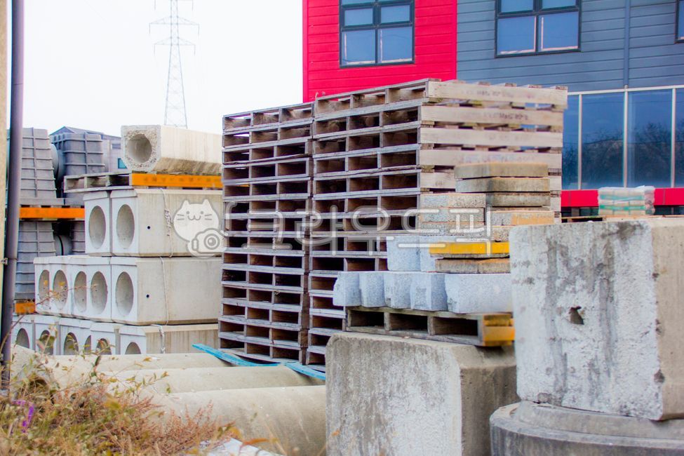 Construction site,construction materials,pallets,chest tubes,construction materials