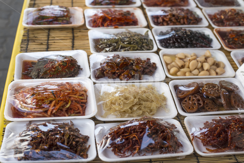 반찬,밑반찬,반찬가게,시장,깻잎,멸치볶음,무생채,마늘,연근,콩자반,음식,식재료,요리,food,cook,meal,dishes,food reserves,한식,한국음식,한국요리,korean food,korean dishes,korean meal,korean cook