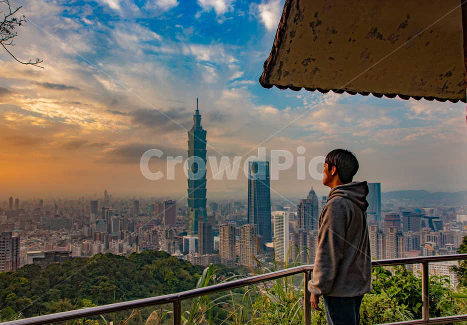 대만,색감,인물,소년,건물,배경,하늘,샹샨,전망,도시,풍경,city,landscape,해외,외국,세계,foreign,oversea,world,세계도시풍경,해외도시풍경,외국도시풍경,world cityscape,사람,인물,인간,human,person,남성,남자,man,male,여행,휴가,traveling,vacation,trip,railing,난간,handrail,banister,clothing,의류,apparel,의복