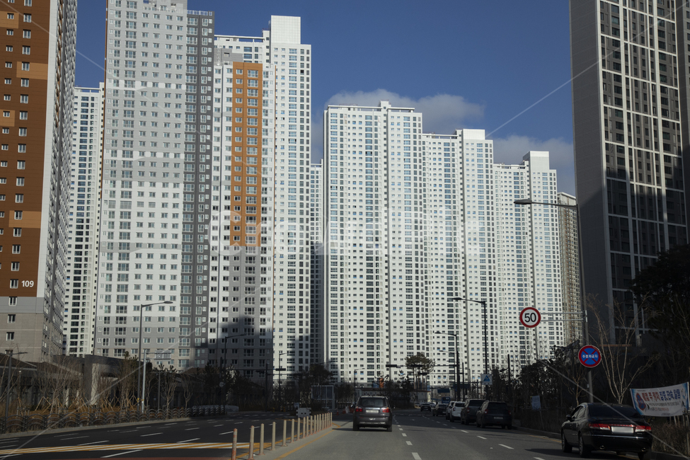 빌딩,건물,아파트,맨션,고층아파트,도시풍경,도시경관,도시,시티,단지,고층빌딩,고층건물,거리,거리풍경,시가지,주택,주택가,주택지,주거,부동산,아파트단지,하늘,푸른하늘,파란하늘,맑음,맑은날씨,쾌청,화창,맑은하늘,건축물,시설,블루,파랑,청색,풍경,경치,창문,산업,제한속도,주정차금지,주정차,주차금지,차선,자동차,승용차,주차,차단봉,가로등,도로,도시,풍경,city,landscape,한국도시풍경,한국도시경관,korea cityscape