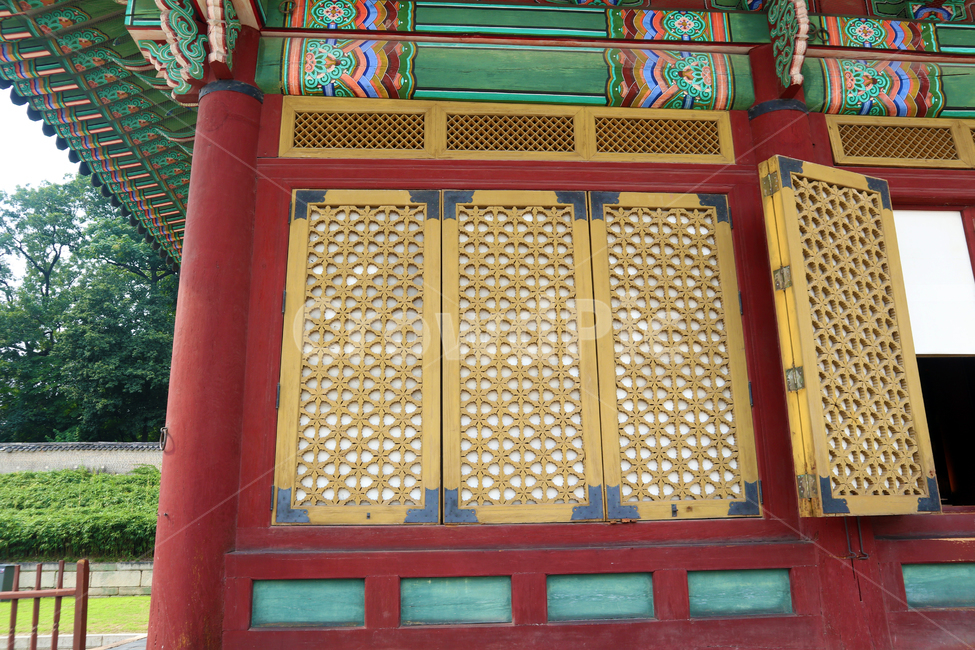 인정전,창틀,문양,창덕궁,전통무늬,한국의궁,세계문화유산,문화유산,한국,건축물,건축외관,과거,기와,궁궐,서울,관광,단청,오방색,문화재,한국문화재,유형문화재,한국전통,야외,고궁,지붕,처마,한국랜드마크,랜드마크,한국관광지,한국명소,나무,하늘