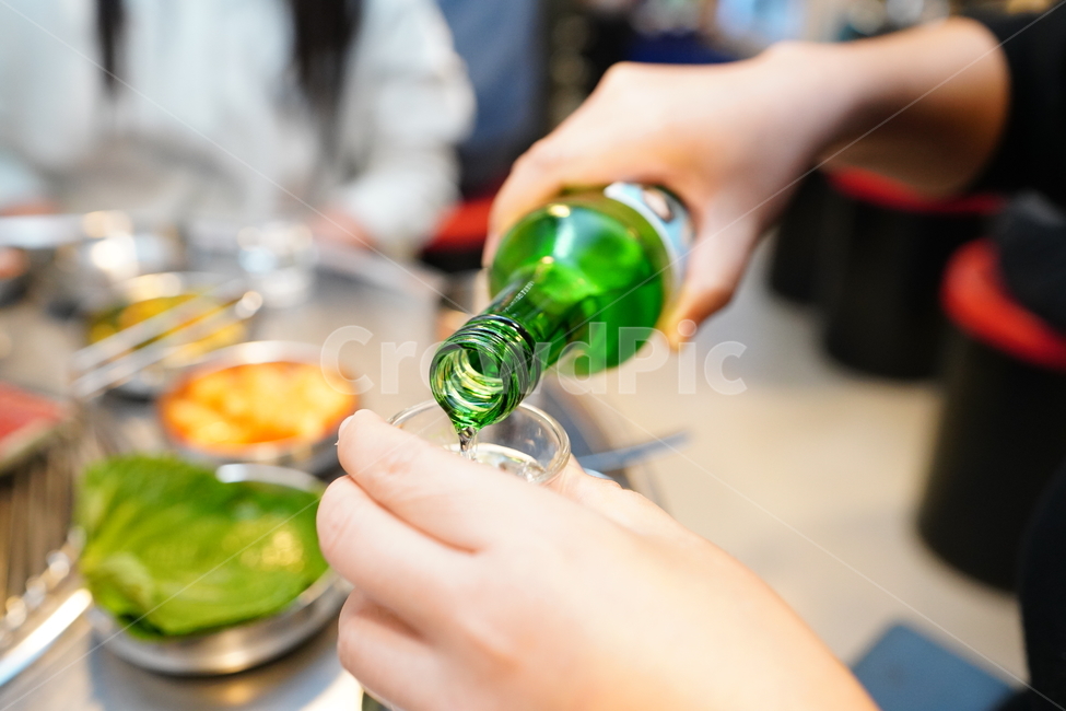 소주,잔,병,술,술자리,모임,알콜,녹색,그린,유리,사람,인물,인간,human,person,신체일부,몸,body,술,주류,alcohol