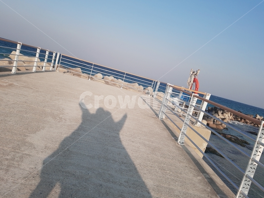 그림자,바닷가,바다,해안,여행,강릉,우정,사람,인물,인간,human,person,인물실루엣,사람실루엣,character silhouette,human silhouette,handrail,난간,banister,railing