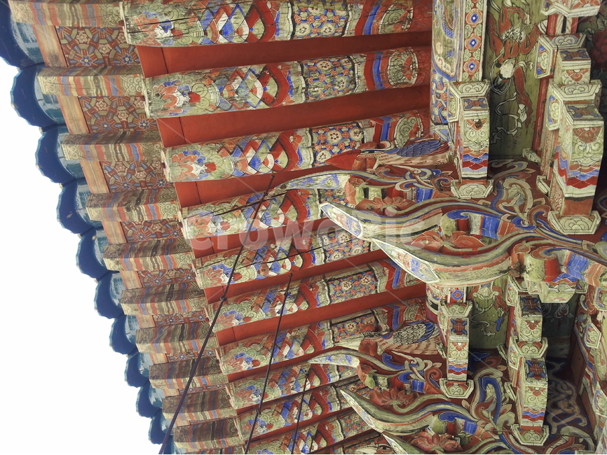 고건축,문화재,사찰,지붕,단청,문양,단청무늬,목조건물,청색,백색,자색,황색,흑색,목조건축,사원,종교,한국전통,한국문화,korean traditional,korean culture,건축물,건물외관,exterior,building,structure,architecture,construction