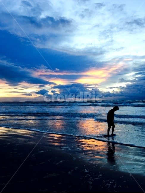 구름,바다,하늘,남자,노을,자연,풍경,nature,landscape,해변,바다,beach,sea,사람,인물,인간,human,person,인물실루엣,사람실루엣,character silhouette,human silhouette,여행,휴가,traveling,vacation,trip,outdoors,옥외,water,물,ocean,대양,shoreline,해안선